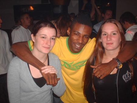 une photho de alfred, laeticia et cyrielle