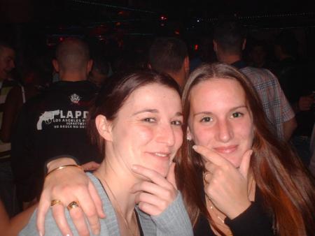 une photo de laeticia et cyrielle