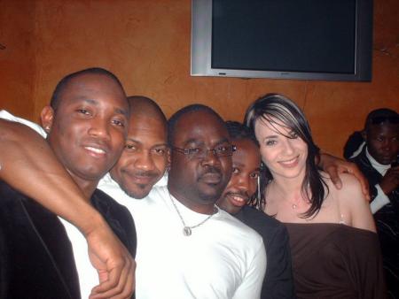 une photo de groupe en discotheque