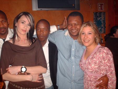 une photo de groupe en discotheque