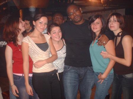 une photo de tairik et les filles